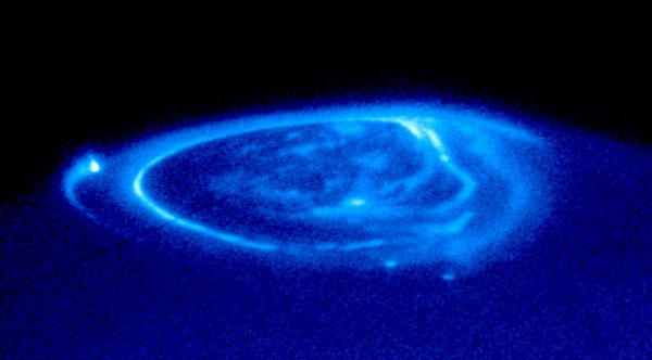 La aurora boreal es vista en el polo norte de Júpiter por el telescopio espacial Hubble.