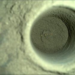 Primer plano del agujero dejado por la perseverancia, tomado con la cámara de Sherlock Watson en el rover.