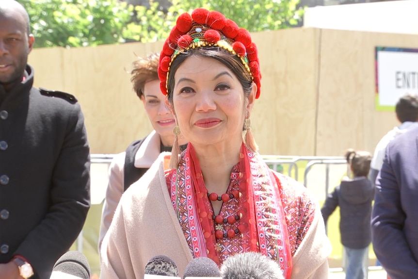 Jing Lee, Ministro Asistente del Primer Ministro de Australia del Sur, se dirige a los medios de comunicación.