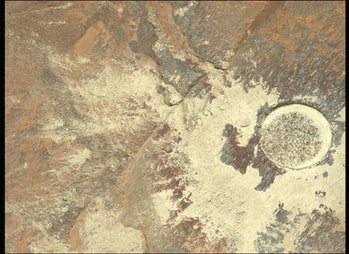 La sonda itinerante capturó esta vista de una roca después de que raspó su capa superior.