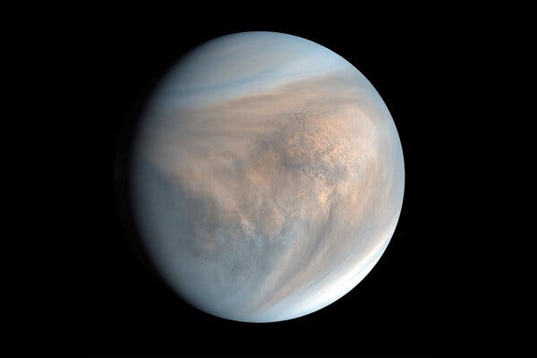 Una imagen de Venus, creada con datos registrados por la nave espacial japonesa Akatsuki en 2016. Tan cerca, tan similar y tan misterioso, el planeta sorprende a los científicos con una firma química en sus nubes.