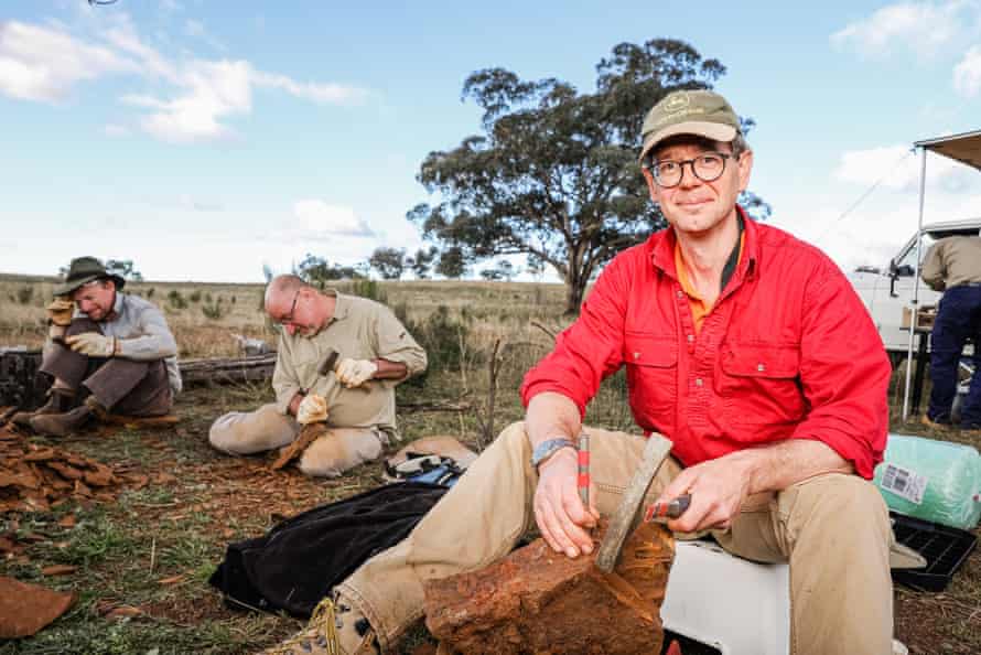 El profesor asociado Michael Freese segmenta rocas para encontrar fósiles en McGraths Flats, NSW, Australia