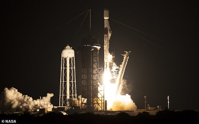 El observatorio espacial se lanzó el 9 de diciembre de 2021 desde Cabo Cañaveral, Florida en un cohete SpaceX Falcon 9 a la órbita terrestre baja.